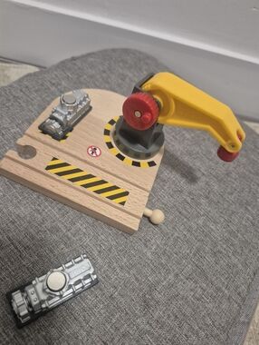Brio Low Level Crane With 2 Magnetic Cargo